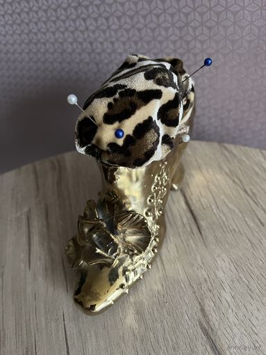 Фарфоровая игольница башмачок