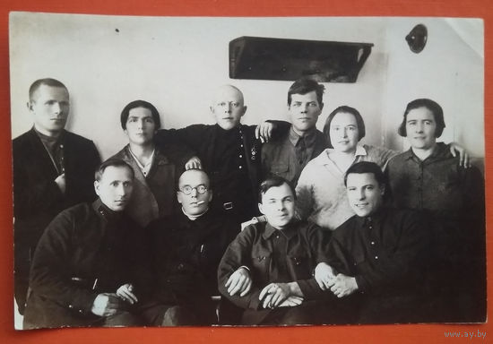 Групповое фото работников Даниловского райкома ВЛКСМ. Иваново-Вознесенская обл. РСФСР. 1935 г. 11х17 см.