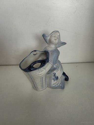Девушка с корзиной. Delft. Голландия