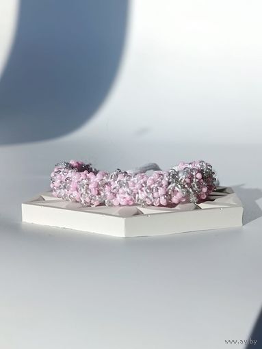 Широкий вязаный браслет из бисера