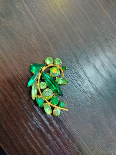 Винтажная брошь в виде цветочной ветки , украшена зелеными кристаллами и камнями с эффектом Aurora Borealis (северное сияние ) в хорошем состоянии без потерь камешков и с защелкой рабочей