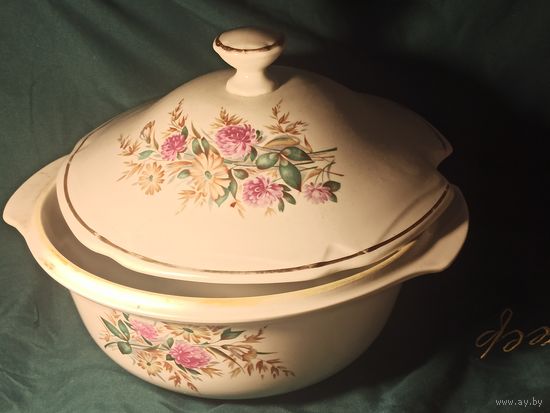 Супница в отличном состоянии,объем 3 литра, винтажный фарфор с клеймом Добрушского фарфорового завода.