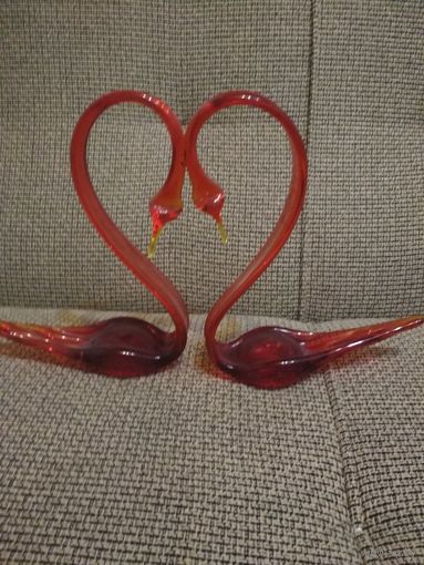 Лебеди,2шт,красное стекло  СССР
