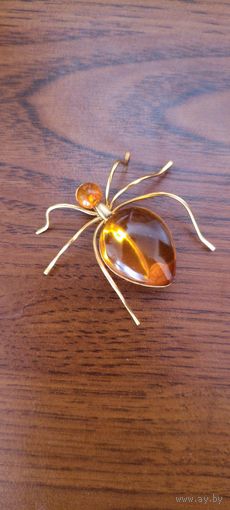 Брошь паук с янтарём