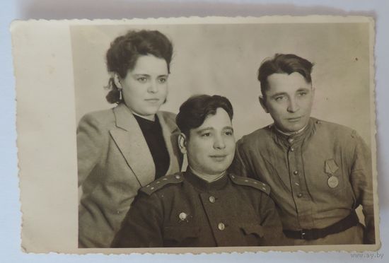 Фото фронтовиков с девушкой 1950г. Размер 8.7-13.5 см.