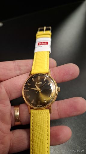 С 1 рубля 5 дней! Часы Луч костюмник тонкие. Идут. Точность не проверял. Без репассажа. Состояние на фото.