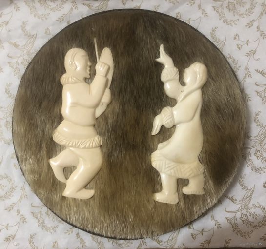 Панно. Дерево, шкура оленя, кость. Диаметр 15,5 см. Танцоры 10 см.