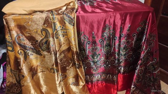 Два комплекта покрывало с наволочками. В хорошем состоянии. Покрывала и наволочки на замках.