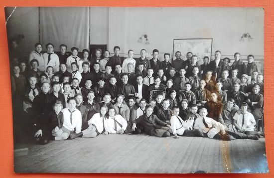 Групповое фото комсомольско-пионерского актива г.Данилова. Иваново-Вознесенская обл. РСФСР. 1930-е г. 9х14 см