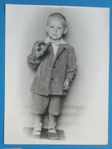 Фото мальчика с мячиком. 1950-е. 18х24 см.