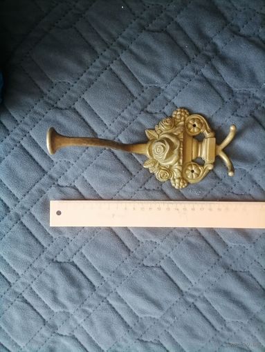 Большая старая латунная вешалка на стену