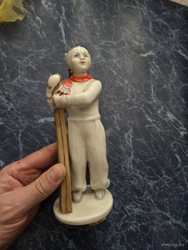 Фарфоровая статуэтка девочка с лыжами