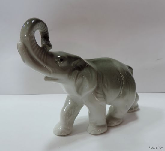 Статуэтка фарфоровая "Слон" 70-е годы Германия. Высота 10.5 см.