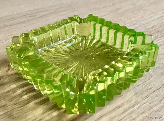 Пепельница.Пепельница из уранового стекла