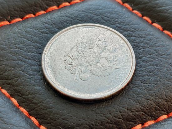Россия (РФ). 2 рубля 2023 (год указан предположительно, см. описание), ММД. Брак заготовки, засорение штемпеля аверса (непрочекан). Торг.