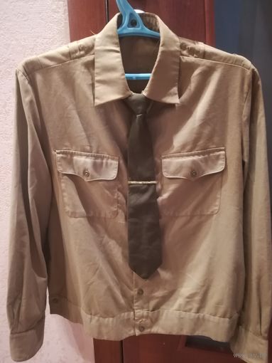 Форменная рубашка с галстуком.