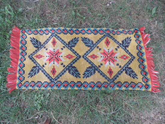 Коврик ручной работы(120х60 см.) времён СССР(красивый орнамент).С рубля.