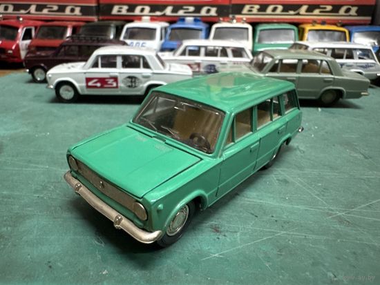 ВАЗ-2102 цвет кипарис, постномер, но еще с обратным винтом. Пятничный вечер в зеленых, синих, голубых и серых тонах.