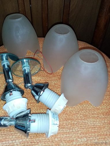 Три небольших поворотных светильника с плафонами одним лотом Тюльпаны Колокольчики