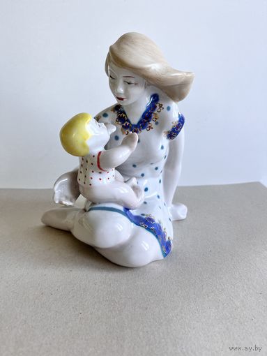 СТАТУЭТКА ФАРФОРОВАЯ "МАТЕРИНСТВО. МАТЬ И ДИТЯ".  17*15*12 СМ. ПОЛОННОЕ. КРАСНОЕ КЛЕЙМО - 1 СОРТ.СМ.ФОТО, КЛЕЙМО И ОПИСАНИЕ.