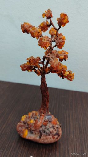 Декоративный сувенир Дерево счастья ( или денежное дерево ) выполненные листья из натурального янтаря , закреплено на натуральном камешке . высота16 см