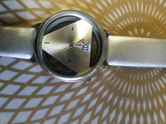 Часы наручные с ремешком  ,   тикают. Состояние на скане.