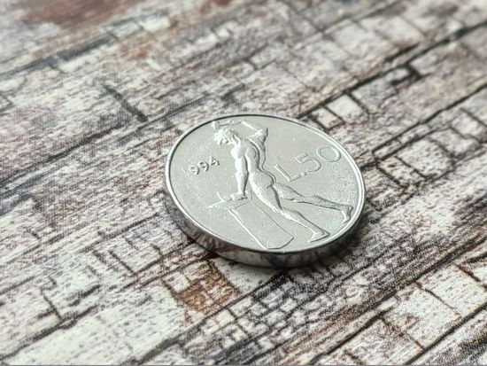 Италия. 50 лир 1994. Брак, небольшое смещение, непрочекан цифры "1" года чеканки. Торг.