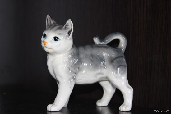 Керамическая статуэтка "Кошечка", по всей поверхности кракелюр.