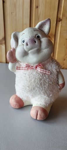 Свинья керамическая, в мохнатой желетке