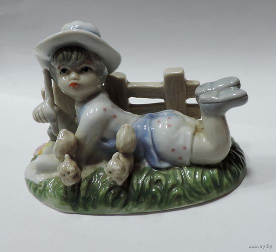 Статуэтка фарфоровая "Девочка с белками" 80-е годы Европа. Высота 8 см. Длина 12 см.