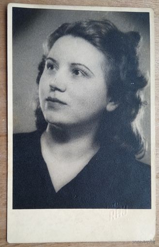 Фотопортрет женщины. 1940 г. Прага. 8.5х13.5 см