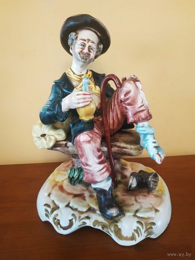 Capodimonte фигурка Бродяга отдыхает на скамейке.