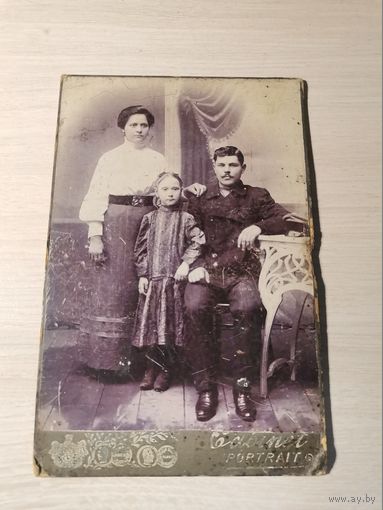 Фотография семью до 1917 года, на плотном картоне, размер 16*10.5 см.