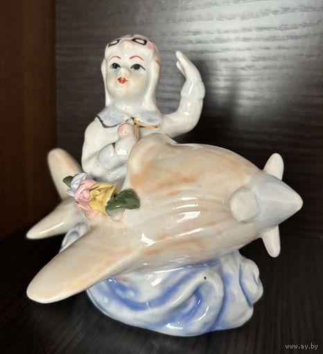 ВИНТАЖНАЯ ФАРФОРОВАЯ СТАТУЭТКА, ГЕРМАНИЯ!!! ДЕВОЧКА - ПИЛОТ (ЛЕТЧИЦА) В САМОЛЁТЕ!!! АГИТАЦИОННЫЙ ФАРФОР!!! СТАРТ С РУБЛЯ БЕЗ МЦ!!!