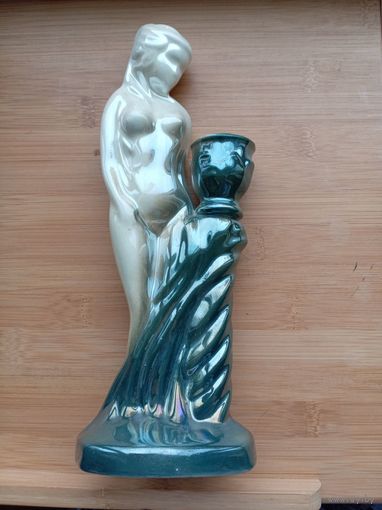 Статуэтка девушка ню с вазой