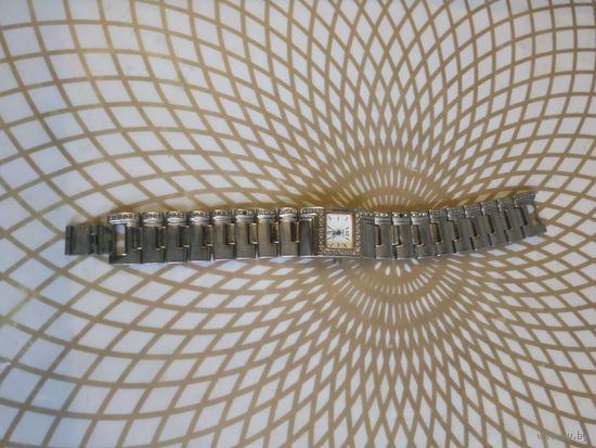 Часы наручные с браслетом. ТИКАЮТ. Состояние на скане. В коллекцию,ремонт,на запчасти.