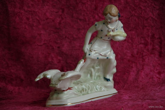 Статуэтка фарфоровая  " Девочка с гусем " МФФЗ  50-е г .  ( ЦЕЛАЯ )