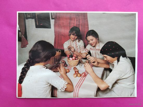 Девушки в вышитых белым и крестиком рубашках. Будапешт. Чистая. 2677.