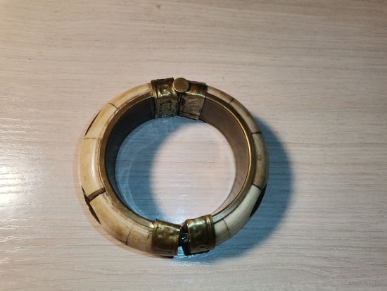 Винтажный браслет-манжета, изготовленный из кости и латуни, выполненный в этническом стиле, есть дефекты.