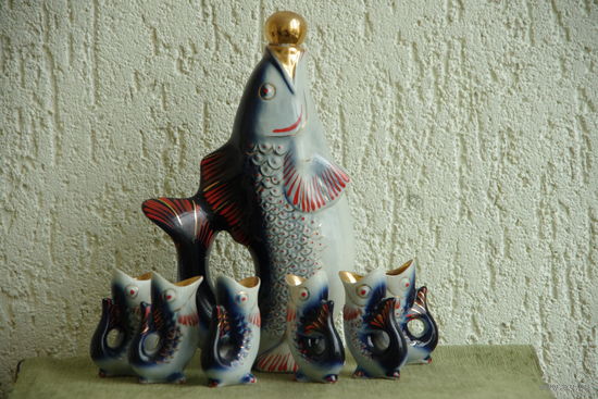 Статуэтка фарфоровая " Рыбка- графин + 6 рыбок "   ( Городница )  целые