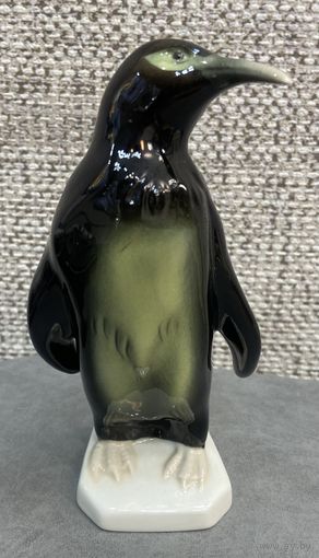 Фарфоровая статуэтка Пингвина Royal Dux. Чехословакия. 1960 год. Высота 15 см.