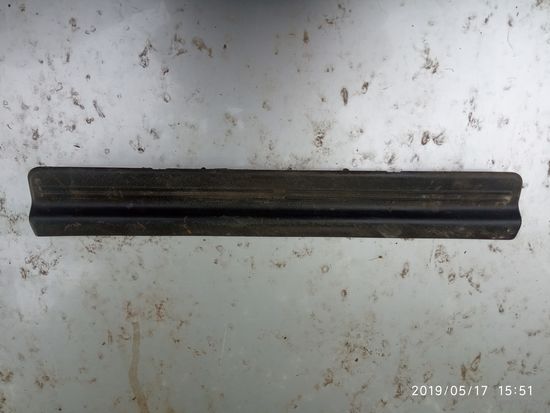 Лот 759. Накладка на порог передней левой двери Nissan Sunny N14. Старт с 3 рублей!