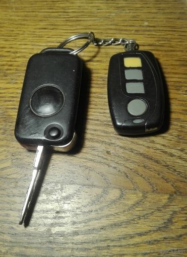 Брелок и ключ от Мерседес.