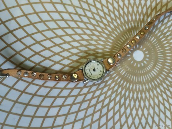 Часы наручные с ремешком XIN FEI . В ремонт,коллекцию,на запчасти. Состояние на скане.