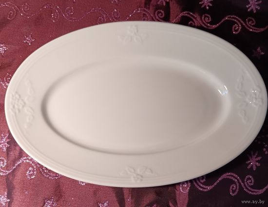Овальное блюдо c барельефным цветочным орнаментом. Клеймо Villeroy&Boch. 22,5х15 см.