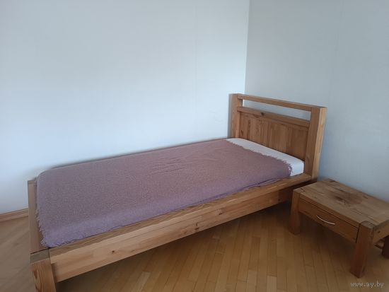 Кровать деревянная, тумбочка
