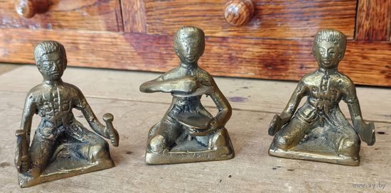 Три бронзовых человека