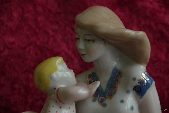 Статуэтка фарфоровая " Материнство "  ЗХК Полонне   17 см  целая