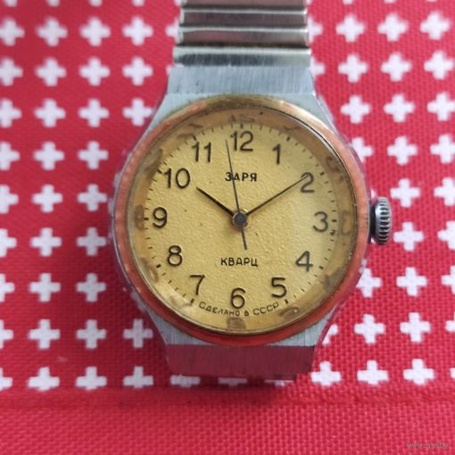 Часы женские "Заря" кварц., позолота, на ходу, с браслетом...б/у...из СССР.