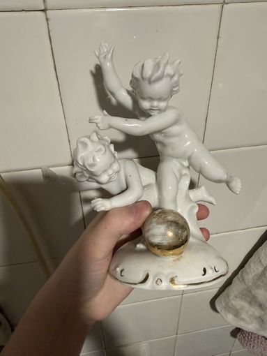 Путти с мячом Германия фарфор